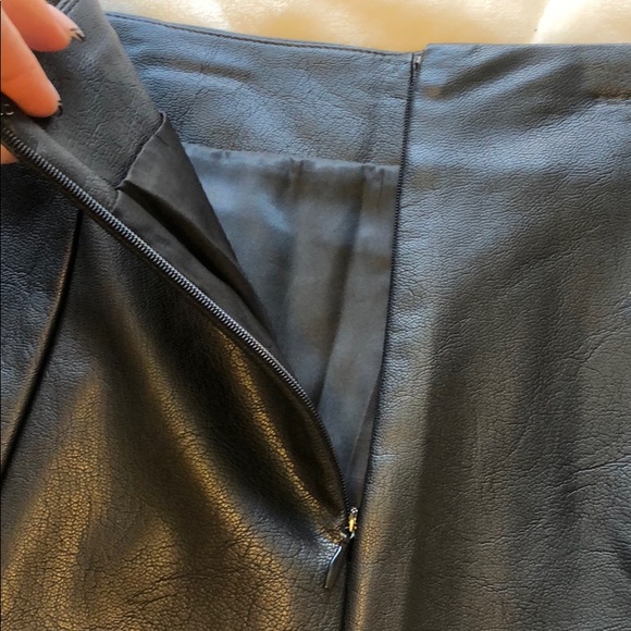 NWT Black leather skirt size Medium - Picture 3 of 4